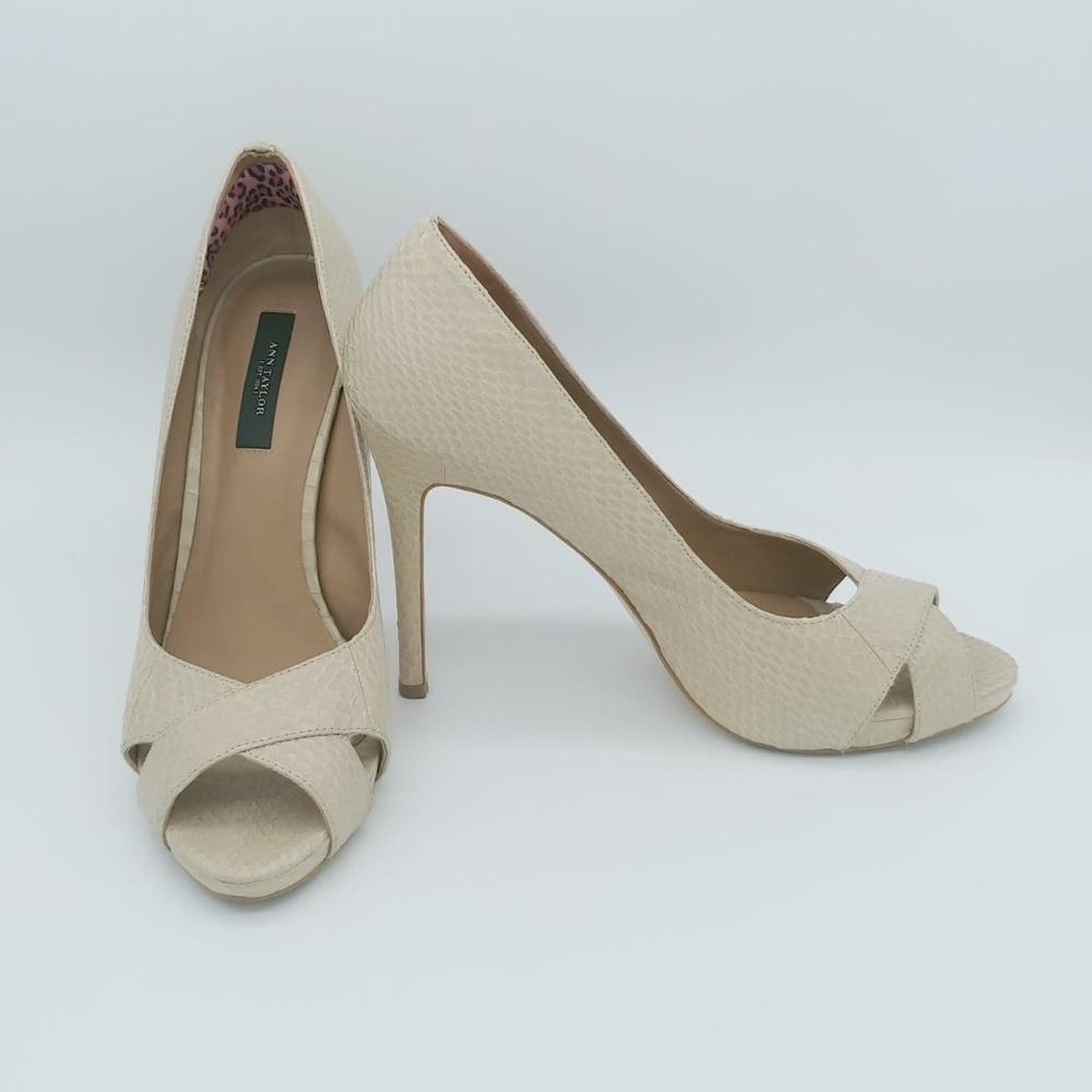 Gorgeous cream snake skin shoes